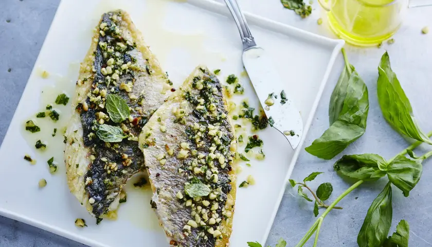 Dorade à la plancha, croustillante et savoureuse, prête à être dégustée. Le temps de cuisson est parfait pour cette recette.
