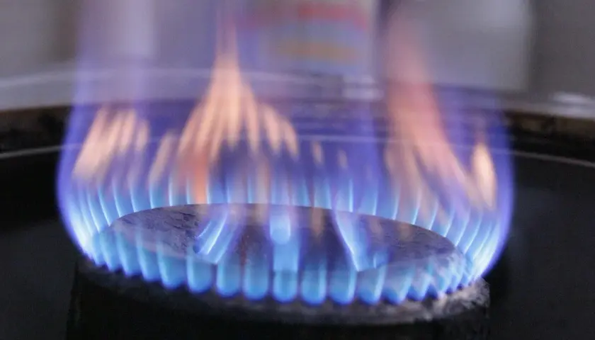 Płomień palnika gazowego, przypominający o rachunku za gaz co miesiąc.
