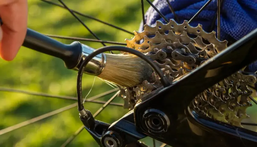 Czyszczenie kasety rowerowej przed wymianą linki przerzutki tylnej.