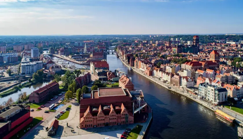 Widok z lotu ptaka na Gdańsk z rzeką Motławą i zabytkową zabudową.