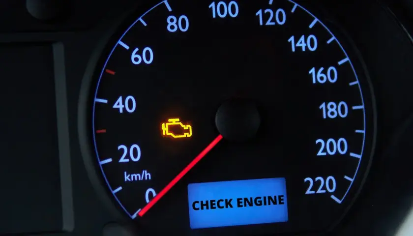 Kontrolka "check engine" świeci się na desce rozdzielczej. Czy można jeździć? Lepiej sprawdzić przyczynę.