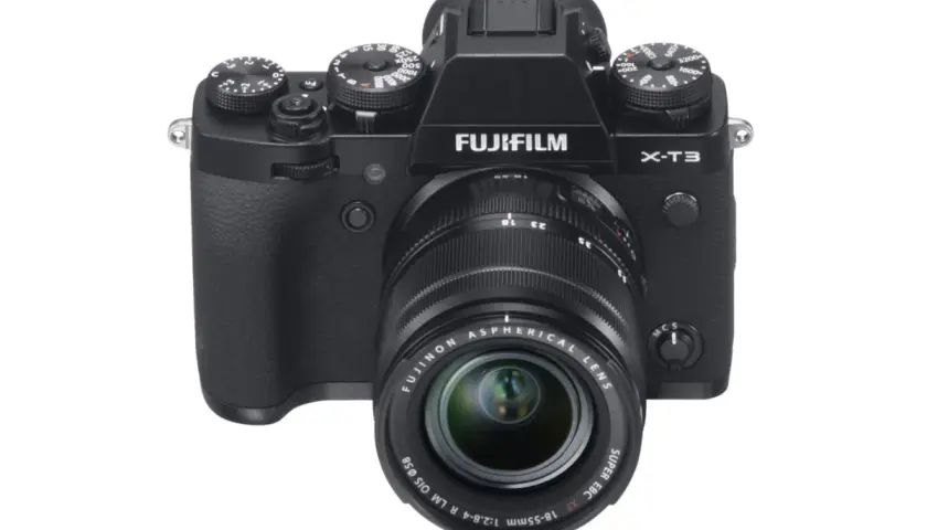 Czarny aparat Fujifilm X-T3 z obiektywem Fujinon. Idealny do uchwycenia każdej chwili.