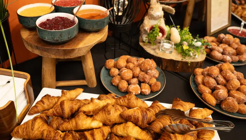 Bufet finger food: świeże rogaliki, pączki i miseczki z dżemami. Idealna uczta dla każdego.