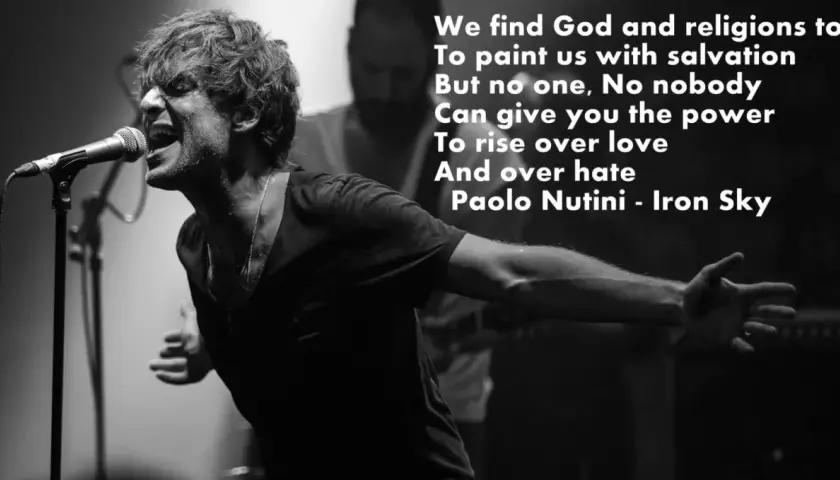 Paolo Nutini śpiewa "Iron Sky" z pasją, jego głos niesie przesłanie o sile miłości ponad nienawiścią.