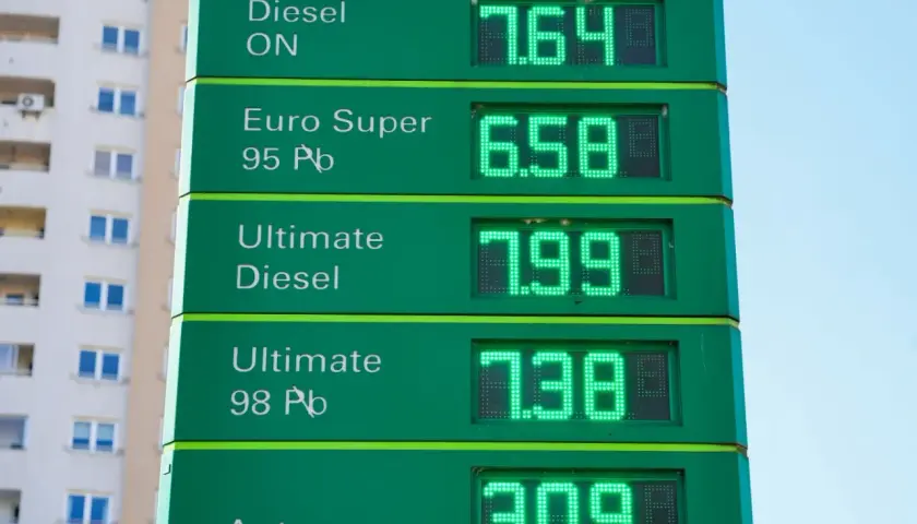 Ceny paliw na stacji: Diesel ON 7.64, Euro Super 95 Pb 6.58. Zastanawiasz się, dlaczego olej napędowy jest droższy niż benzyna?