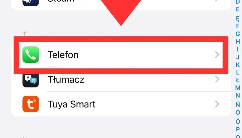 Zaznaczona opcja "Telefon" na liście aplikacji. Może to być krok do ukrycia numeru prywatnego.