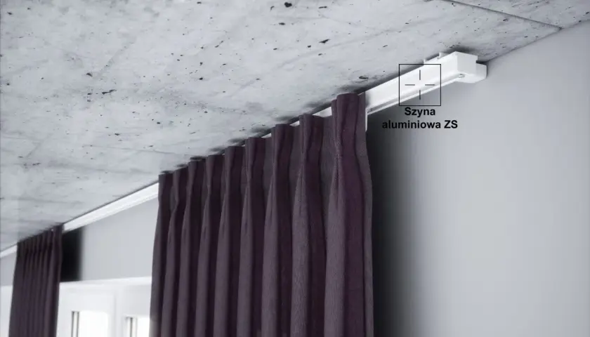Nowoczesne prowadnice do firan, szyna aluminiowa ZS, dyskretnie zamontowana pod sufitem, idealnie komponuje się z ciemnymi zasłonami.