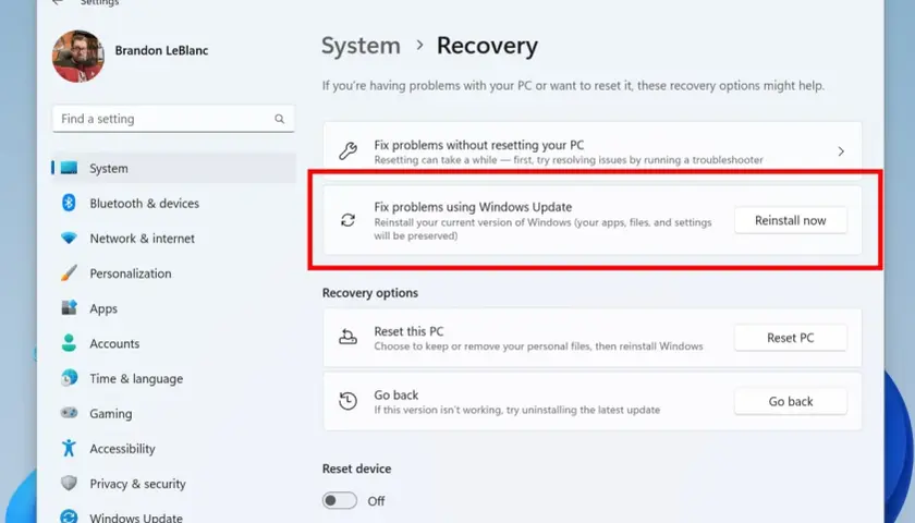 Opcja "Napraw problemy przy użyciu Windows Update" umożliwia przywracanie systemu Windows 11 bez utraty danych.