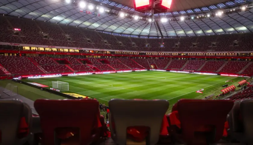 PGE Narodowy gotowy na emocjonujące mecze. Pusta trybuna czeka na kibiców.