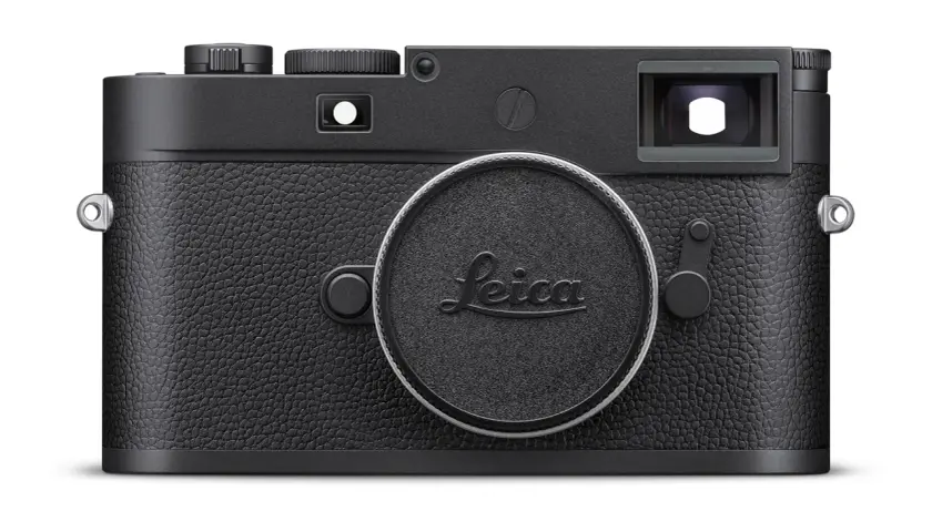 Czarny aparat Leica M11 Monochrom z charakterystyczną, ziarnistą skórą i logo Leica. Klasyka w czystej postaci.