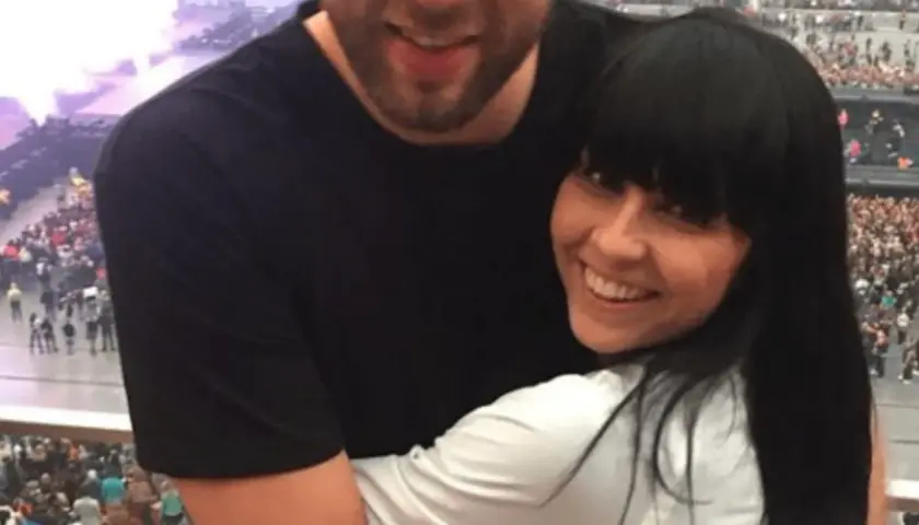 Tatiana Okupnik z mężem, uśmiechnięci, w tłumie fanów.