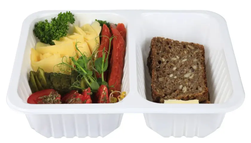 Pudełko z jedzeniem: ser, wędlina, warzywa i chleb pełnoziarnisty. Idealna dieta pudełkowa dla cukrzyków.