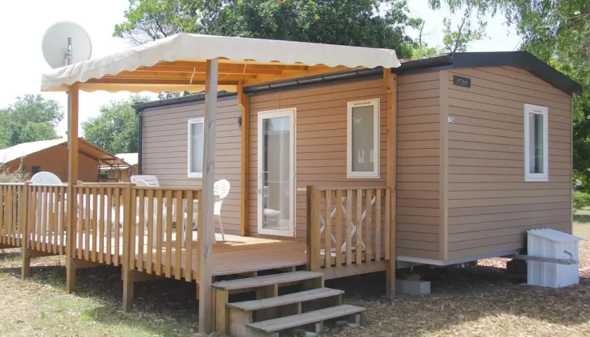 Mobil-home avec terrasse en bois et auvent, idéal pour un séjour camping car à Arcachon.