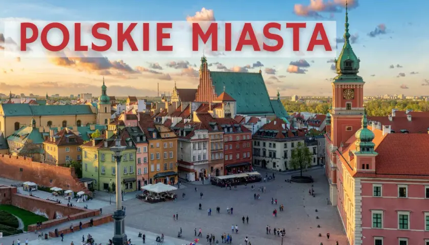 Widok na Rynek Starego Miasta w Warszawie, jeden z wielu pięknych polskich miast, z Zamkiem Królewskim i kolorowymi kamienicami.