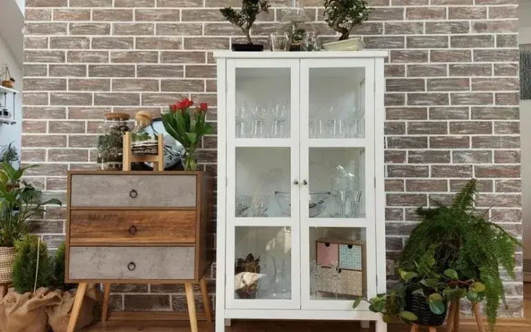 Co wstawić do witryny w salonie? Pomysły na stylową i funkcjonalną aranżację