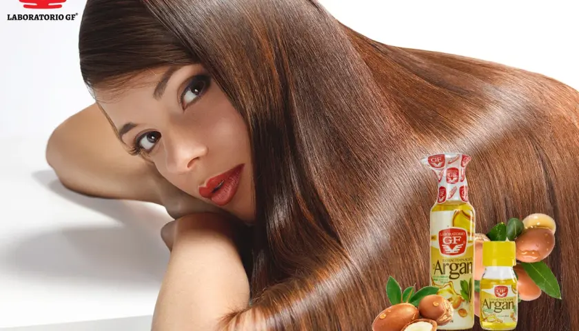 Mujer con cabello largo y sedoso, realzado por el hair oiling con aceite de argán.