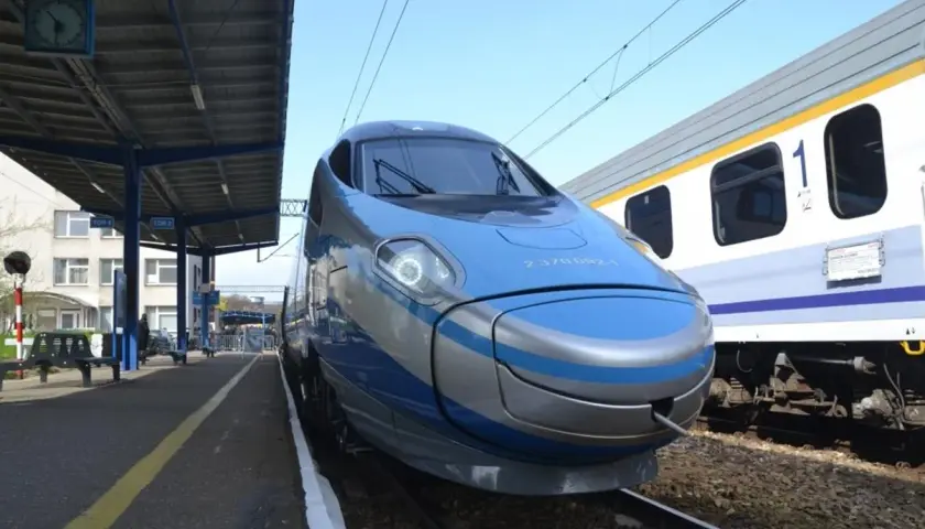 Błękitne Pendolino czeka na peronie. Czy właśnie rusza w podróż do Kołobrzegu?
