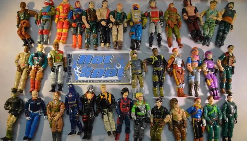 Collection de figurines de personnage GI Joe, alignées et prêtes pour l'action.