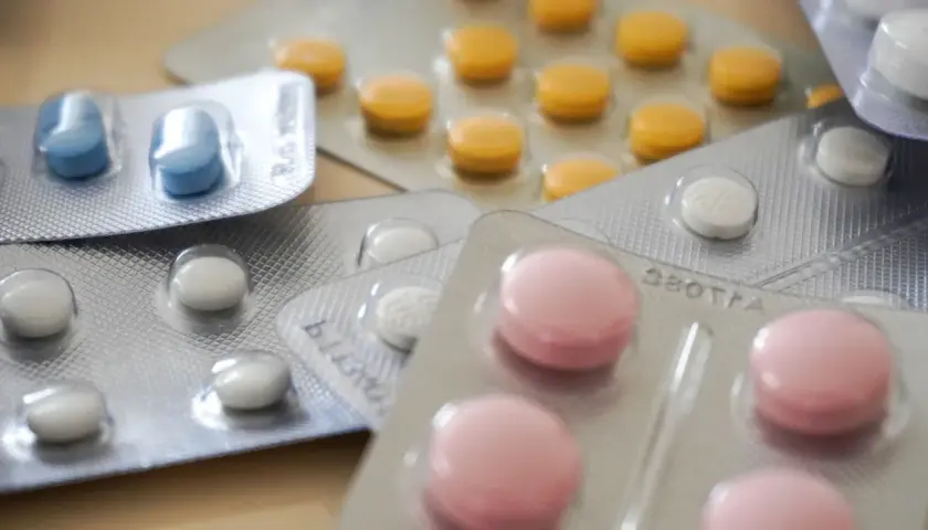 Confezioni di pillole colorate: blu, bianche, rosa e gialle. A cosa serve Dulex? Per alleviare il dolore e migliorare l'umore.