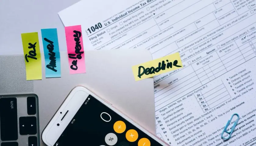 Schedine fiscali con promemoria "Tax", "Annual", "Call agency" e "Deadline". Invio schedine alloggiati in ritardo.
