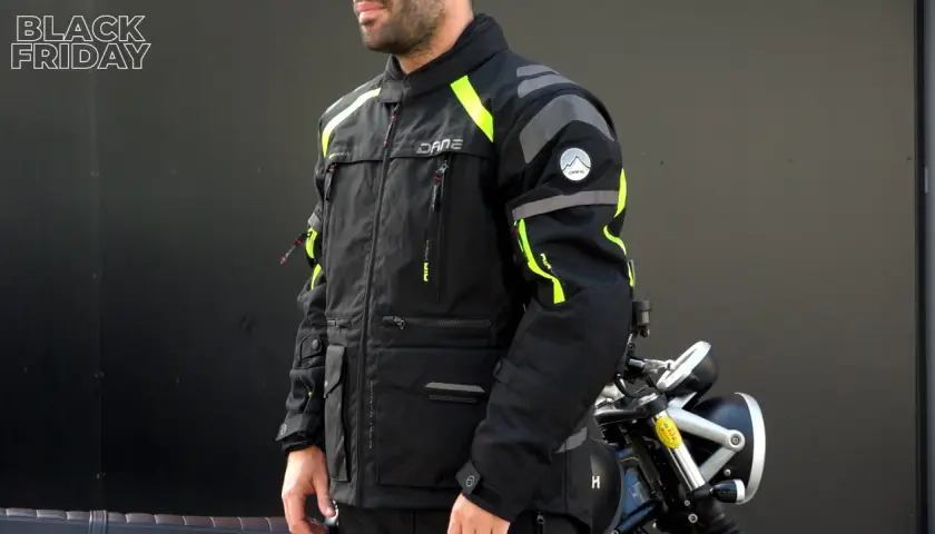 Hombre con chaqueta de moto negra y detalles fluorescentes, ideal para distintos tipos de chaqueta. ¡Oferta Black Friday!