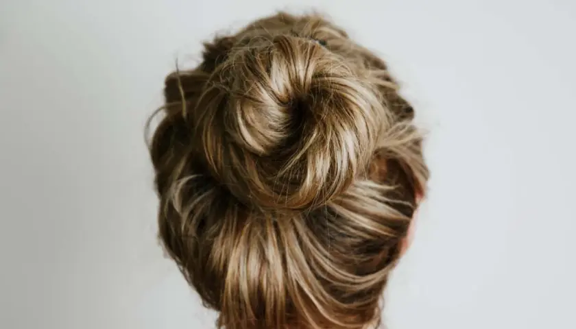 Moño alto despeinado, perfecto para una boda informal.