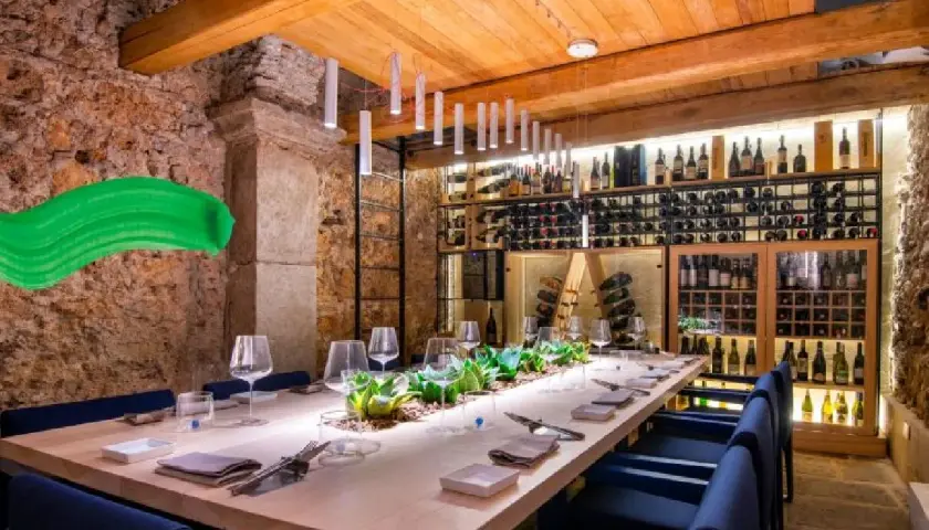 Tavolo apparecchiato in un ristorante con cantina vini, perfetto per scoprire dove mangiare a Vietri sul Mare.