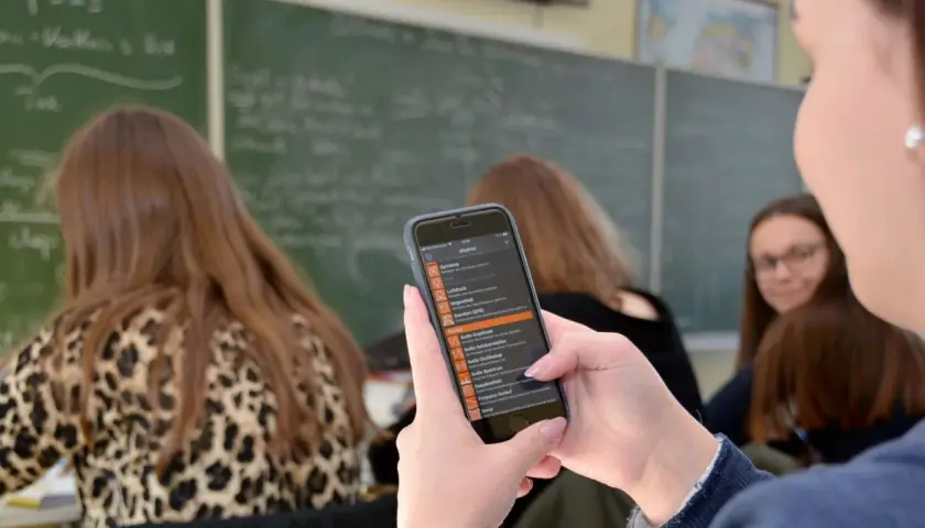 Schülerinnen nutzen Smartphones im Unterricht für physikalische Experimente. Eine App zeigt Messwerte von Gyroskop, Luftdruck und Akustik.