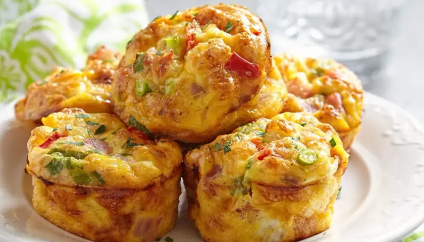 Pyszne muffinki z jajek, warzyw i szynki – idealne śniadanie z jajek na wynos.