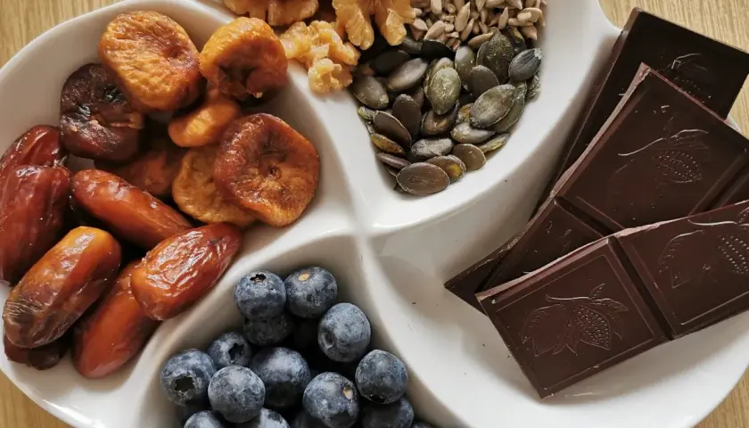 Suszone figi, daktyle, orzechy, pestki dyni, słonecznika, jagody i gorzka czekolada – idealne składniki na zdrową dietę sirtuinową.