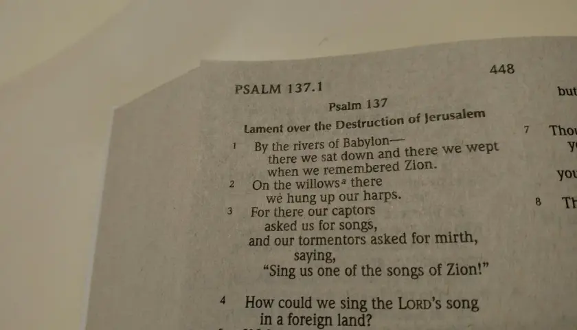 Nahaufnahme eines Buches mit dem Text von Psalm 137.