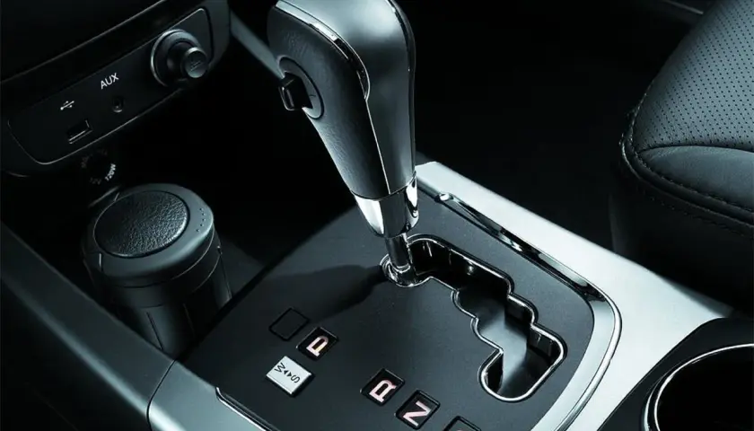 Interno auto con leva del cambio semiautomatico, pulsanti P, R, N, D e porta USB.