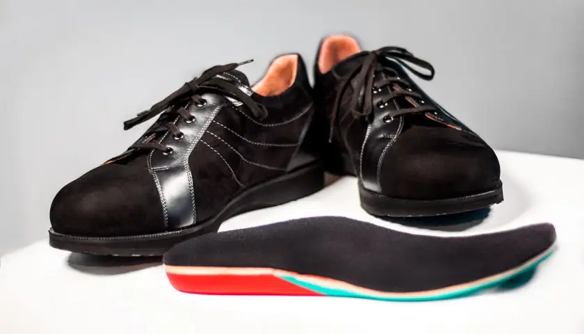 Schwarze, bequeme diabetiker schuhe mit Schnürung und einer farbigen Einlegesohle.