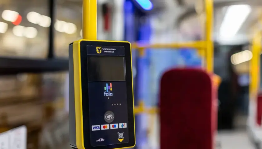 Biletomat w gdańskim tramwaju. Tu dowiesz się, jak kupić bilet na tramwaj w Gdańsku, płacąc kartą lub telefonem.