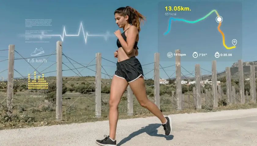 Kobieta biegnie, jej tętno 190 podczas biegu, dystans 13.05 km, spalone 651 kcal.