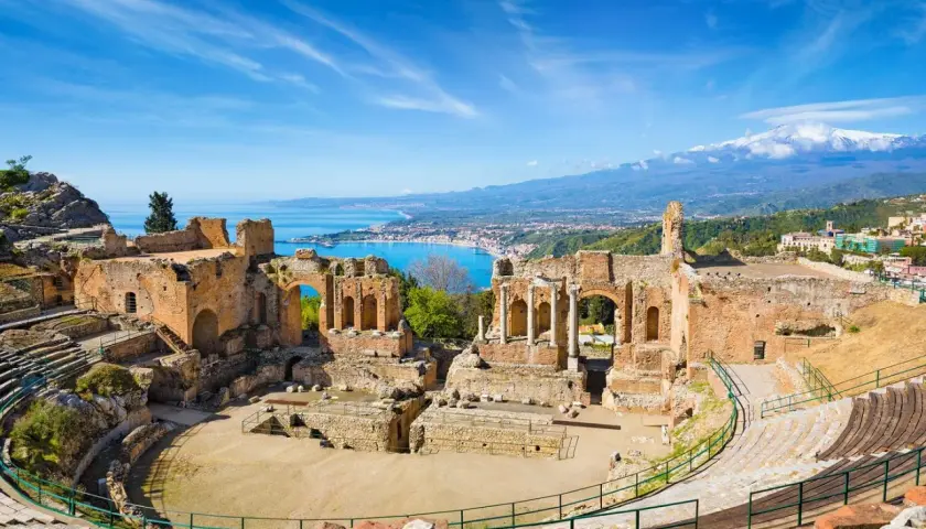 Magnifique **aréne en Italie** avec vue sur la mer et l'Etna. Vestiges antiques sous un ciel bleu éclatant.
