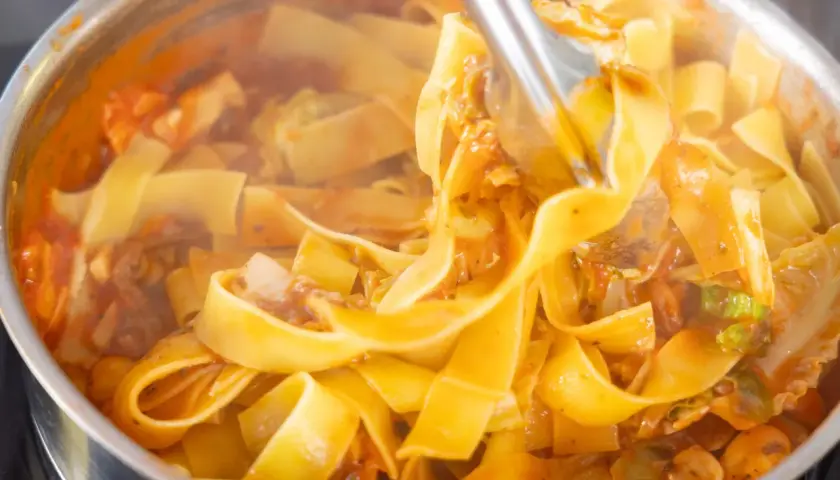 Pappardelle w sosie pomidorowym z warzywami. Idealne danie, gdy zastanawiasz się, co zrobić na obiad.