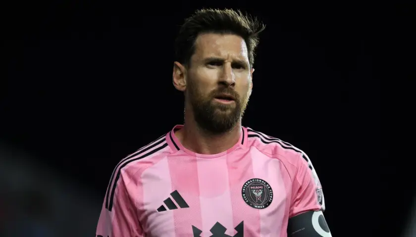 Lionel Messi w różowej koszulce Interu Miami, gotowy do gry.