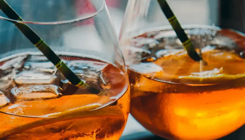 Ile kalorii mają drinki? Zaskakujące wartości, które musisz znać