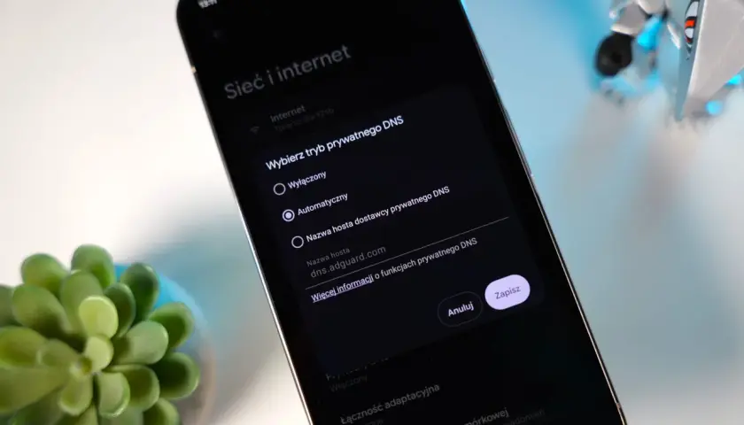 Ustawienia prywatnego DNS na Androidzie, wybór między wyłączonym, automatycznym lub wpisaniem nazwy hosta, np. dns.adguard.com.
