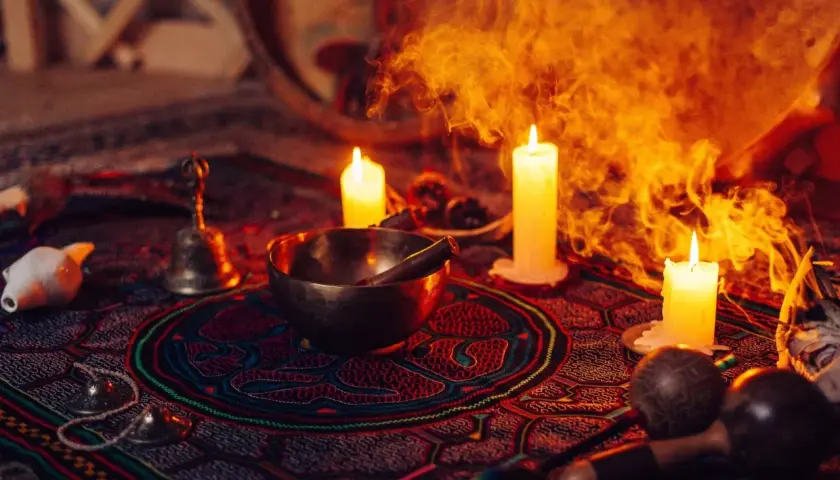 Ołtarz do ceremonii ayahuasca: misy, świece, dym i instrumenty.