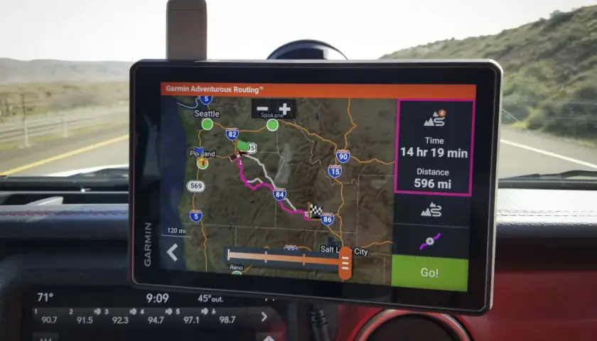 Nawigacja Garmin pokazuje trasę z Portland do Salt Lake City, 596 mil. Idealna, gdy zastanawiasz się, jaką kupić nawigację do ciężarówki.