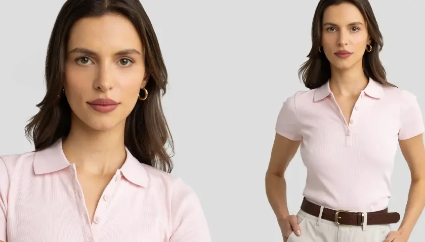 Damska koszulka polo biała, prążkowana, z krótkim rękawem. Modelka prezentuje ją w stylizacji z beżowymi spodniami i brązowym paskiem.