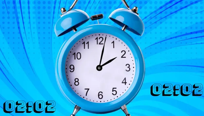 Reloj despertador azul marca las 02:02, una hora espejo. El fondo tiene un patrón de rayos azules y puntos.