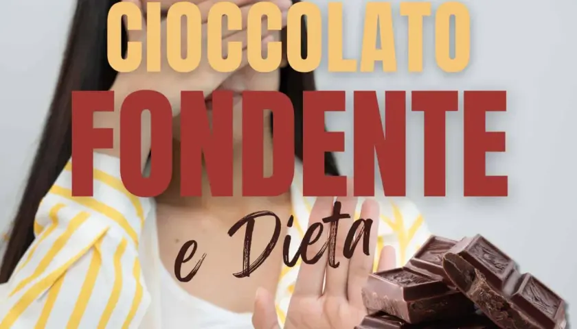Cioccolato fondente e dieta: una donna con la mano alzata, come per dire di no, accanto a una pila di tavolette di cioccolato fondente.
