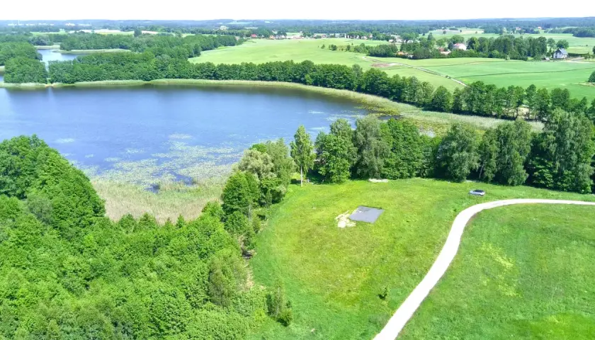 Działka nad jeziorem z linią brzegową Warmińsko-Mazurskie - idealne miejsce na relaks