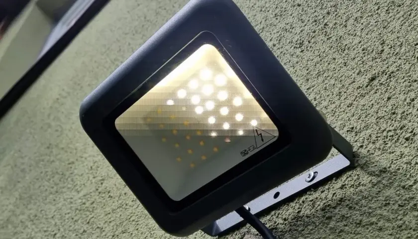 Reflektor LED na ścianie. Dowiedz się, jak wyjąć żarówkę LED z oprawki, gdy przestanie działać.