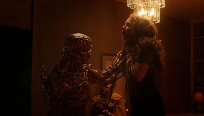 Un monstre de Stranger Things attrape une jeune femme. L'attente de la stranger things saison 6 date de sortie est insoutenable.