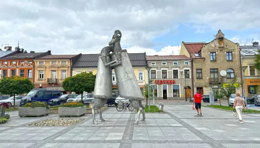 Rzeźba baranów na rynku w Nowym Targu, jedna z głównych atrakcji miasta.