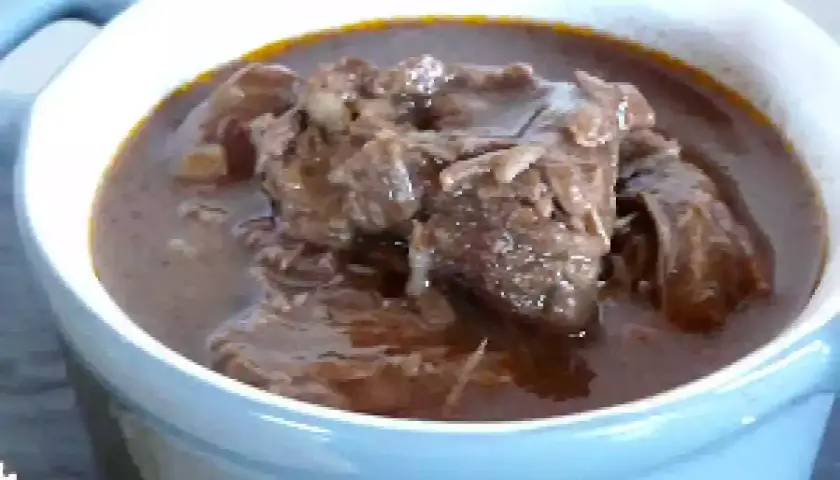 Un plat réconfortant de recette de boeuf mijoté, la viande est tendre et fondante dans une sauce riche.